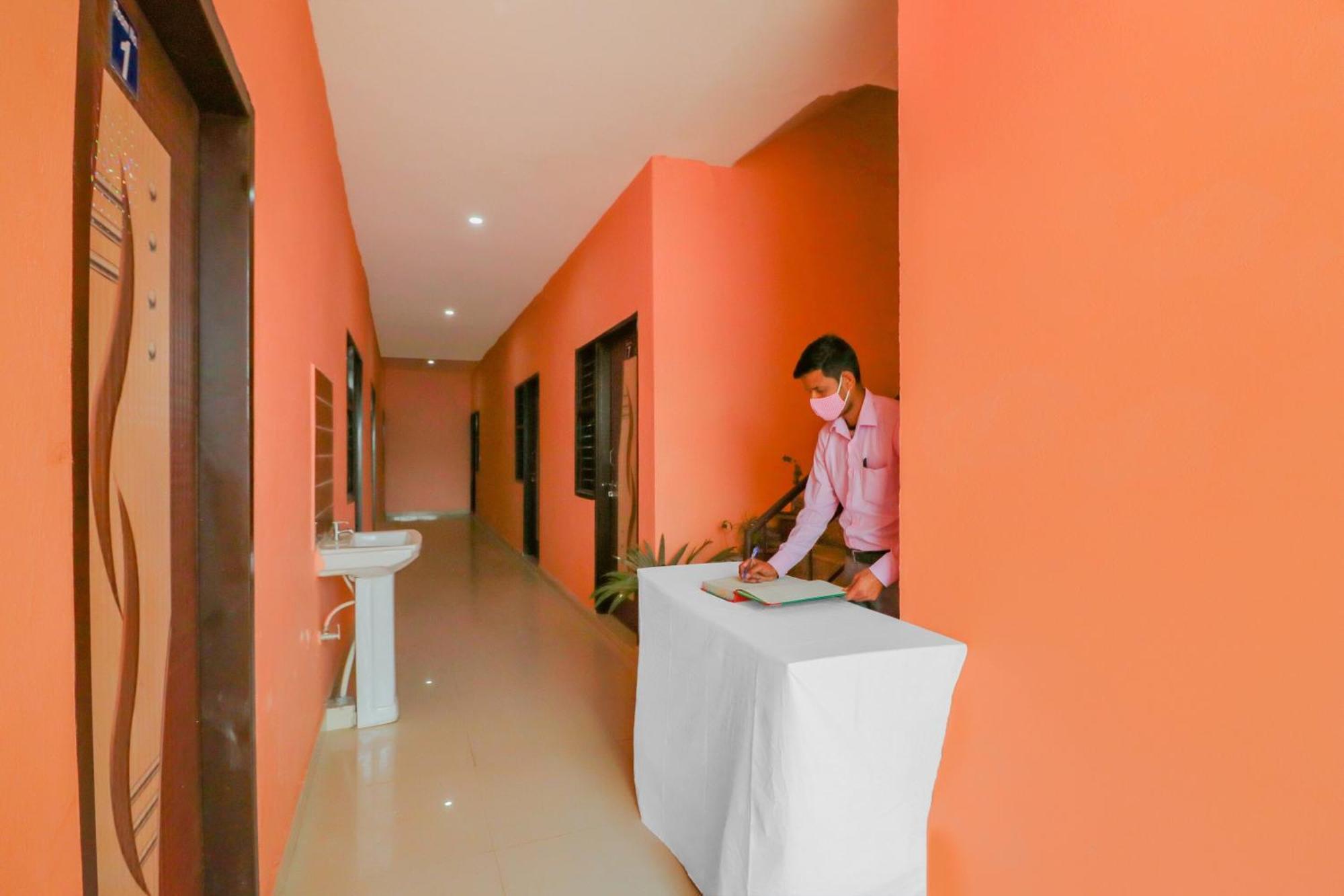 Hotel O Bhardwaj Guest House Garhi Harsaru Kültér fotó